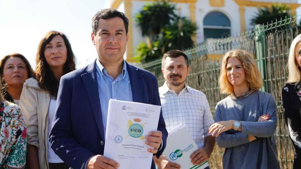 El entonces candidato del PP, Juanma Moreno, en la puerta del prostíbulo Don Angelo.