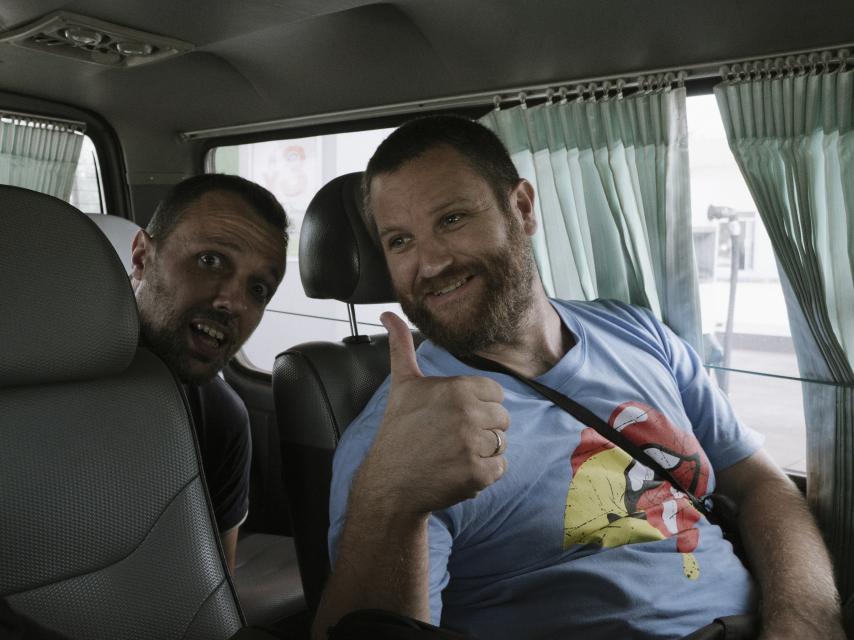 David Beriain (derecha) y Roberto Fraile (izquierda) en 2015, durante un traslado en el rodaje del documental 'El Ejército perdido de la CIA'.