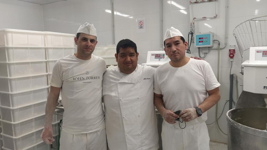 John Torres flanqueado por su su cuñado Felipe Ribeiro (izquierda) y su hermano Juan Torres (derecha).