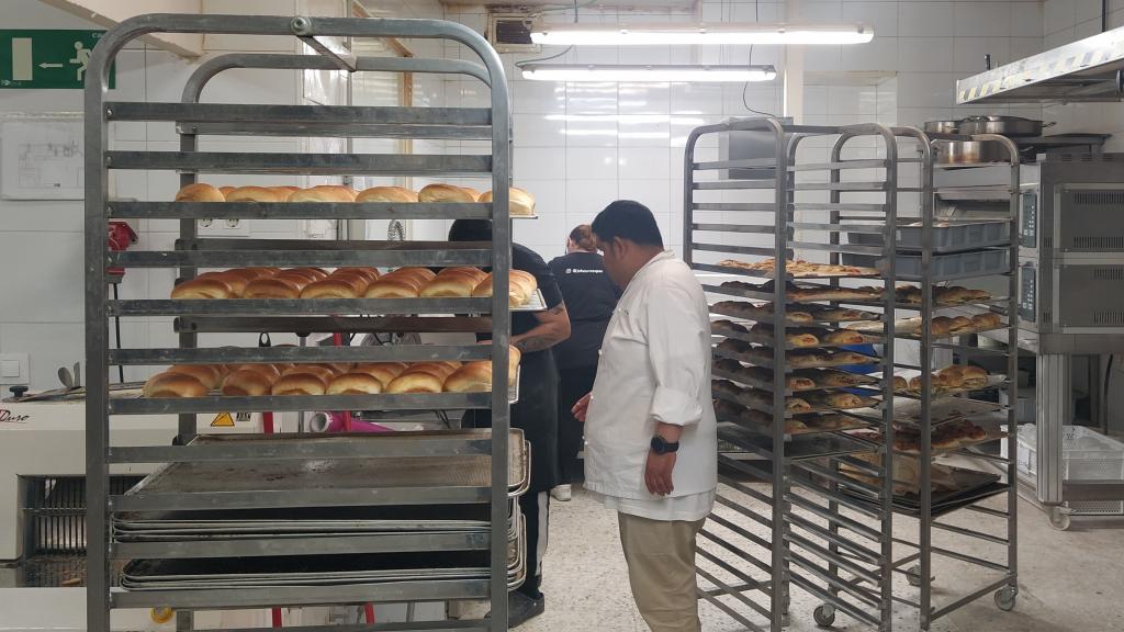 John Torres, conversando con un trabajador en su obrador.