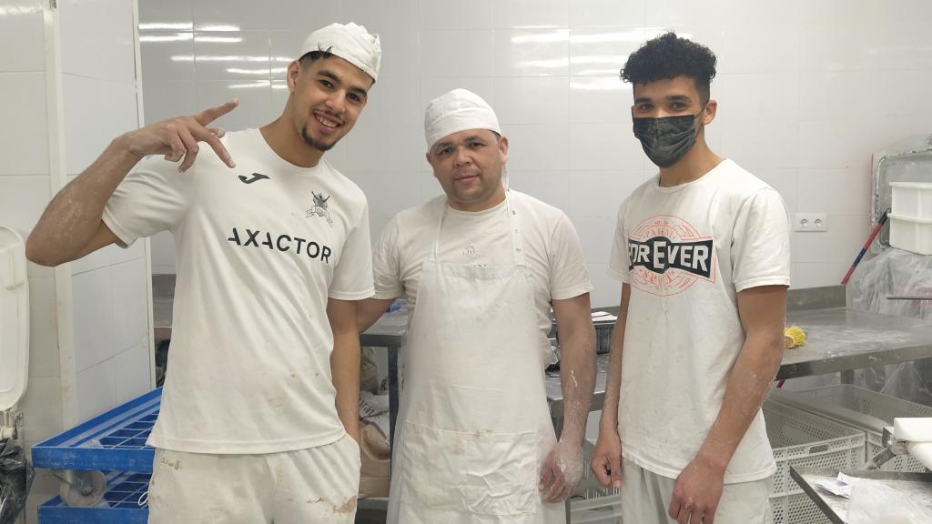 Tres trabajadores de John Torres Panadero en el obrador artesanal.