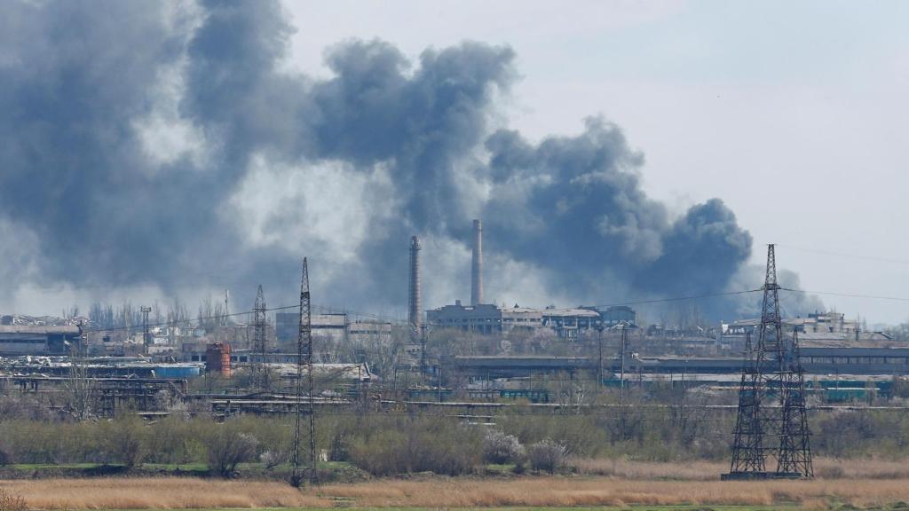 Una columna de humo en la acería de Azovstal este jueves.