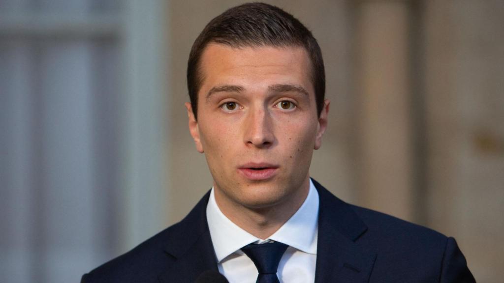 El novio d ela hija de Olivier, Jordan Bardella, la gran apuesta joven de Le Pen.