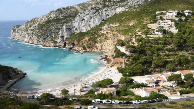 La cala de Granadella, de fondo.