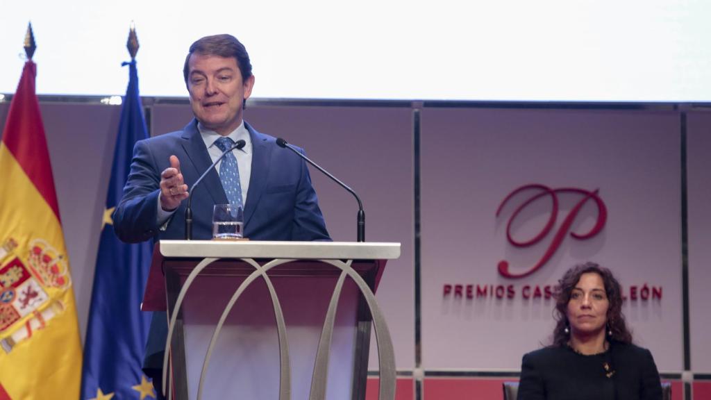 El presidente de la Junta, Alfonso Fernández Mañueco, durante su intervención tras la entrega de los Premios Castilla y León. / ICAL