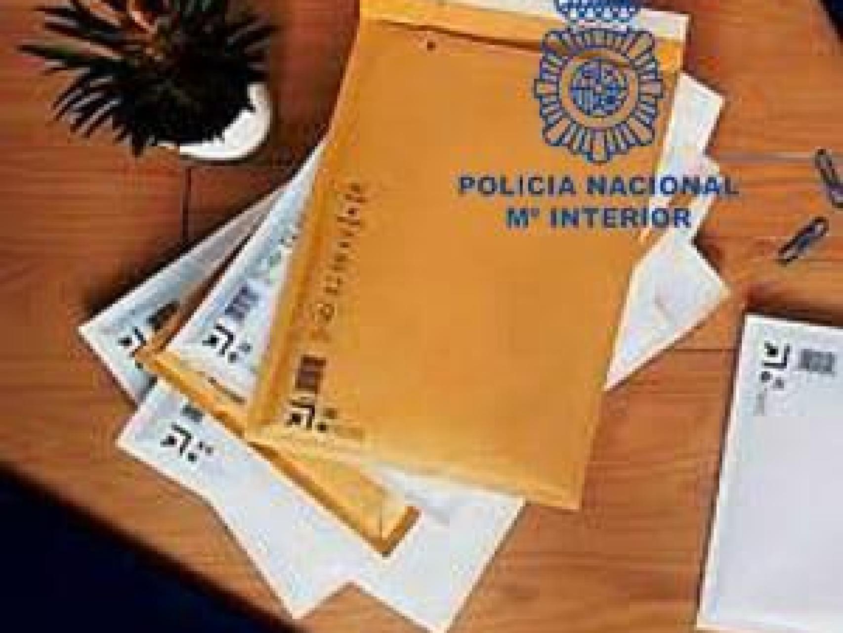 Sobres de la Policía Nacional.