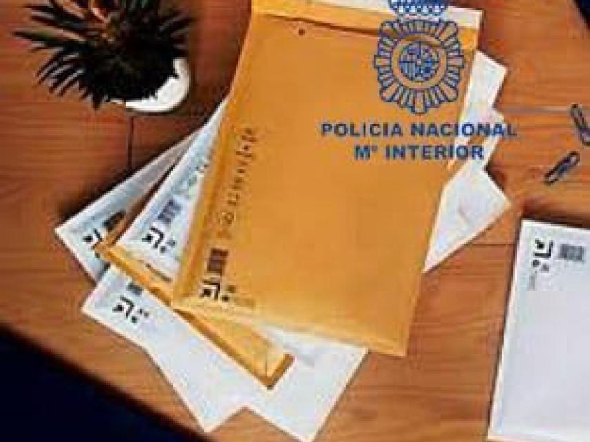 Sobres de la Policía Nacional.