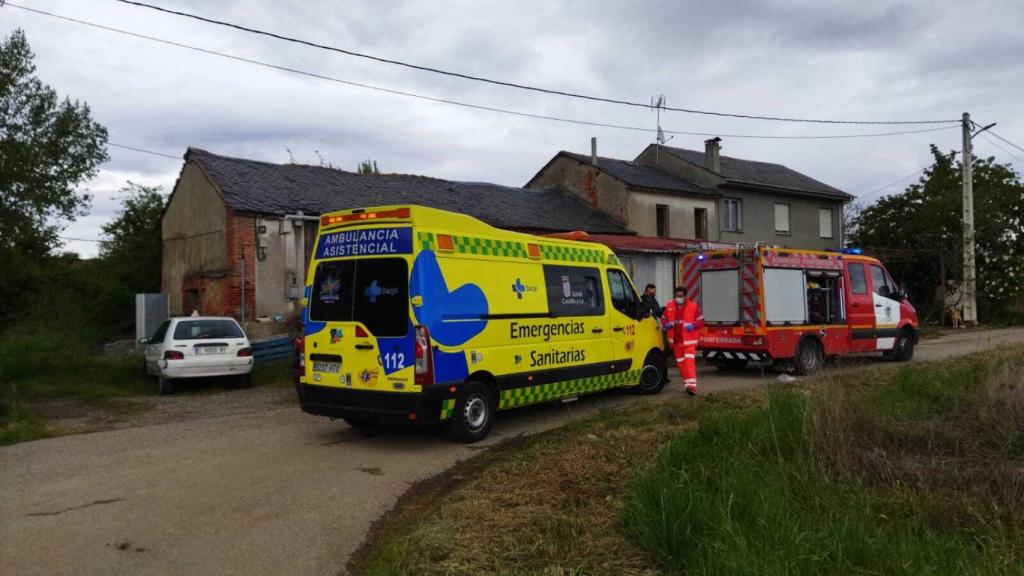 Servicios de emergencia trasladados hasta la vivienda de Carracedo del Monasterio