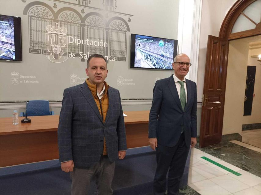 El diputado de Turismo, Javier García, y el presidente de la Diputación de Salamanca, Javier Iglesias, esta mañana en La Salina