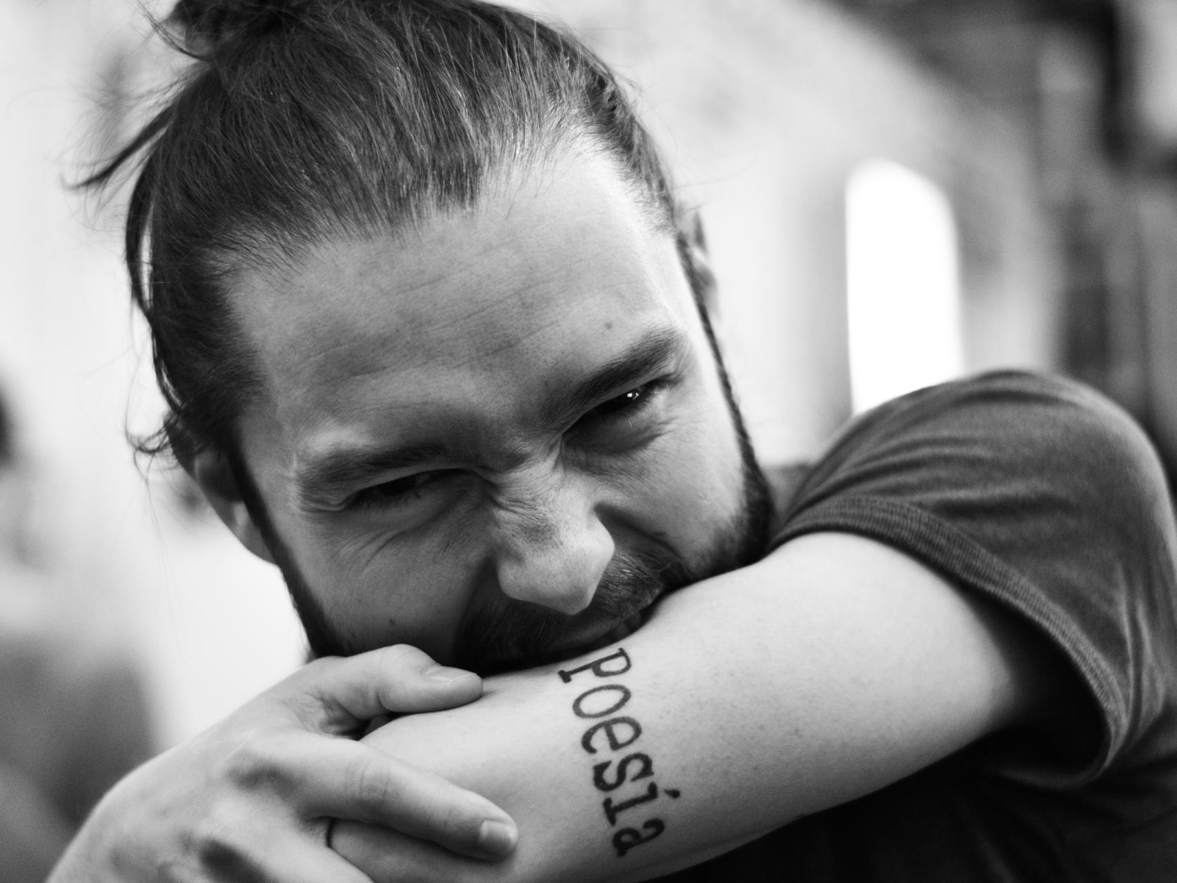 La curiosa forma del poeta vallisoletano Redry de celebrar el Día del Libro en Vallsur