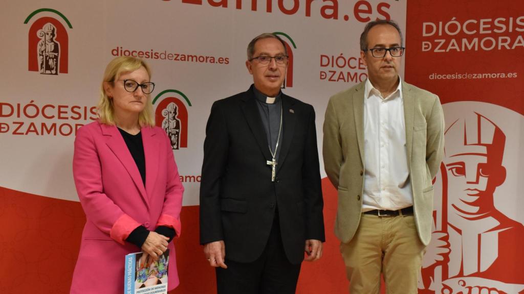 -	El obispo de Zamora, Fernando Valera Sánchez, la delegada episcopal de Protección del Menor, María Jesús Sánchez Sanz; y el director de Comunicación de la diócesis de Zamora, Juan Carlos López