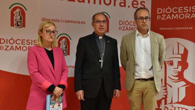 -	El obispo de Zamora, Fernando Valera Sánchez, la delegada episcopal de Protección del Menor, María Jesús Sánchez Sanz; y el director de Comunicación de la diócesis de Zamora, Juan Carlos López