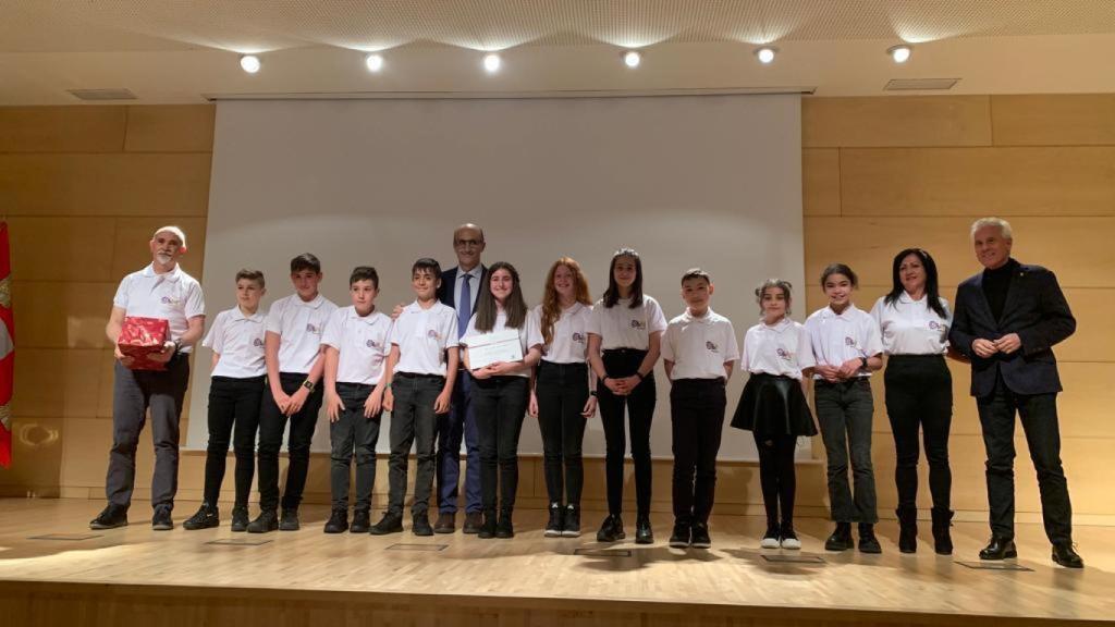 Alumnos del CEIP ‘Obispo Nieto’ de Zamora recibiendo el premio
