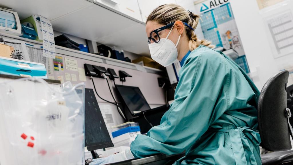Una científica en un laboratorio. (Archivo)