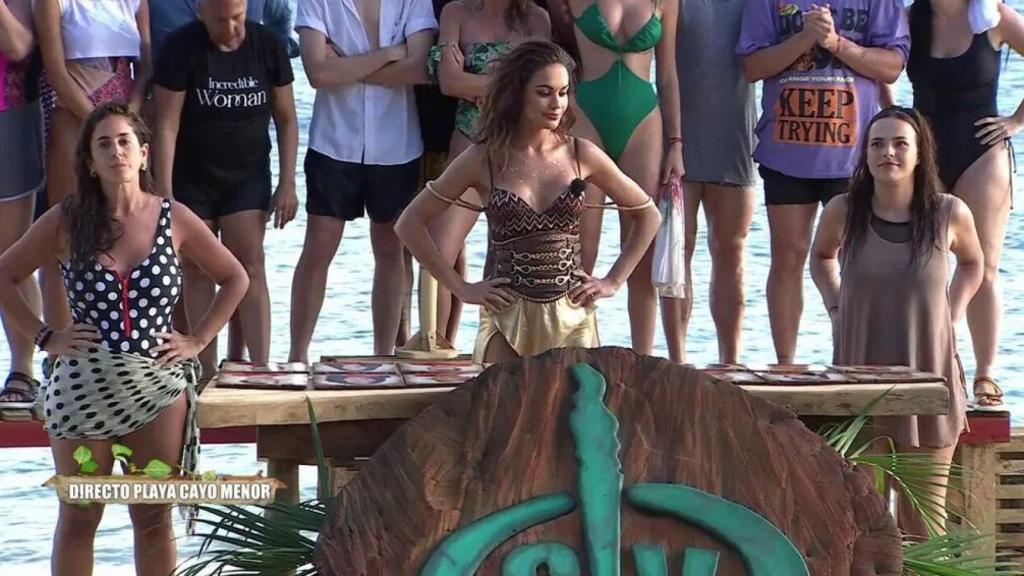 Marta Peñate y Anabel Pantoja se enfrentan en una prueba de 'Supervivientes'.