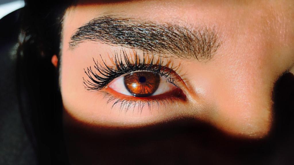 Las cejas añaden expresión a la mirada.