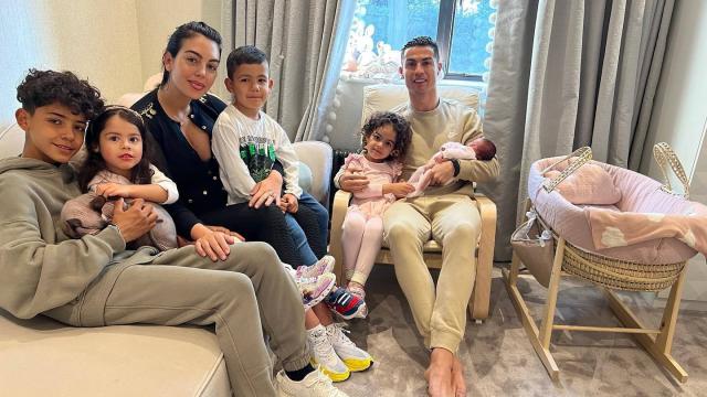 Cristiano Ronaldo y Georgina Rodríguez junto a sus cinco hijos.