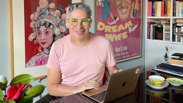 Boris Izaguirre en el despacho de su casa en una imagen de sus redes sociales.