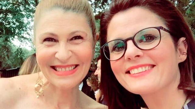 Zoraida junto a su hermana, la actriz Silvia Gambino, el día que la galardonaron con el Premio Sancho Panza de ASHUMES, Asociación del Humorismo Español.