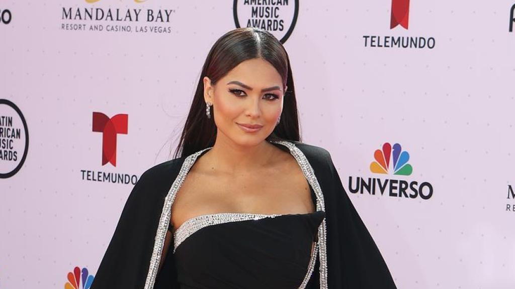Andrea Mezza posando en la alfombra roja de los premios.