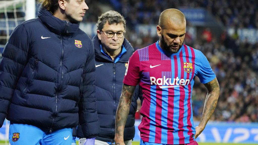 Dani Alves se retira lesionado
