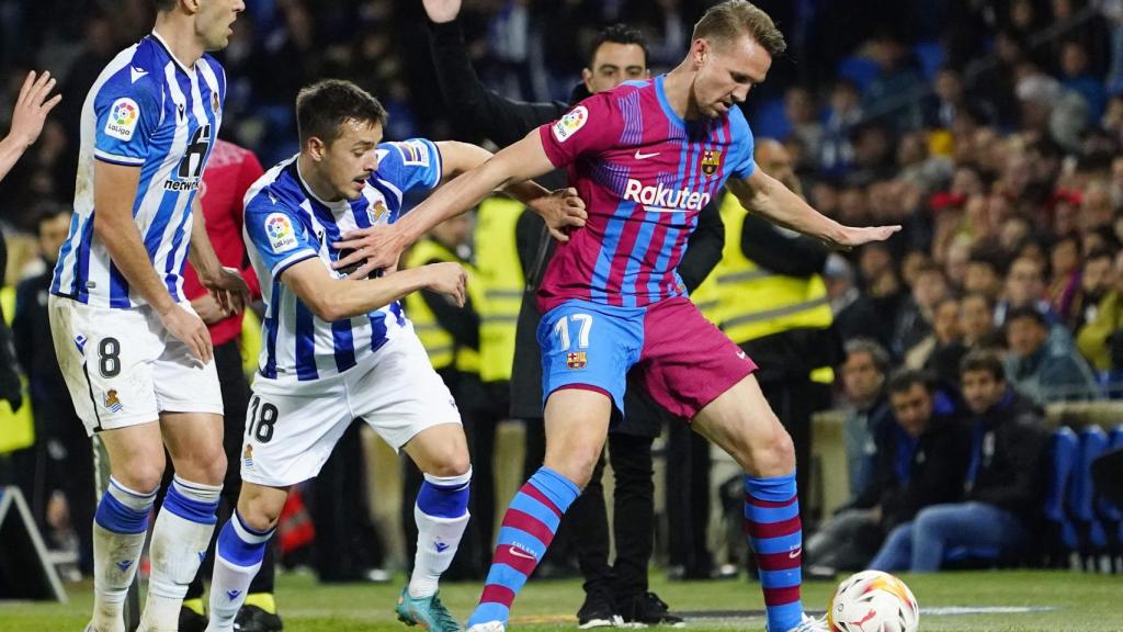 Luuk de Jong defendiendo un balón