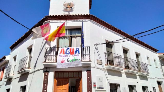 La fachada del Ayuntamiento de Guadalmez en una imagen publicada por el Consistorio.