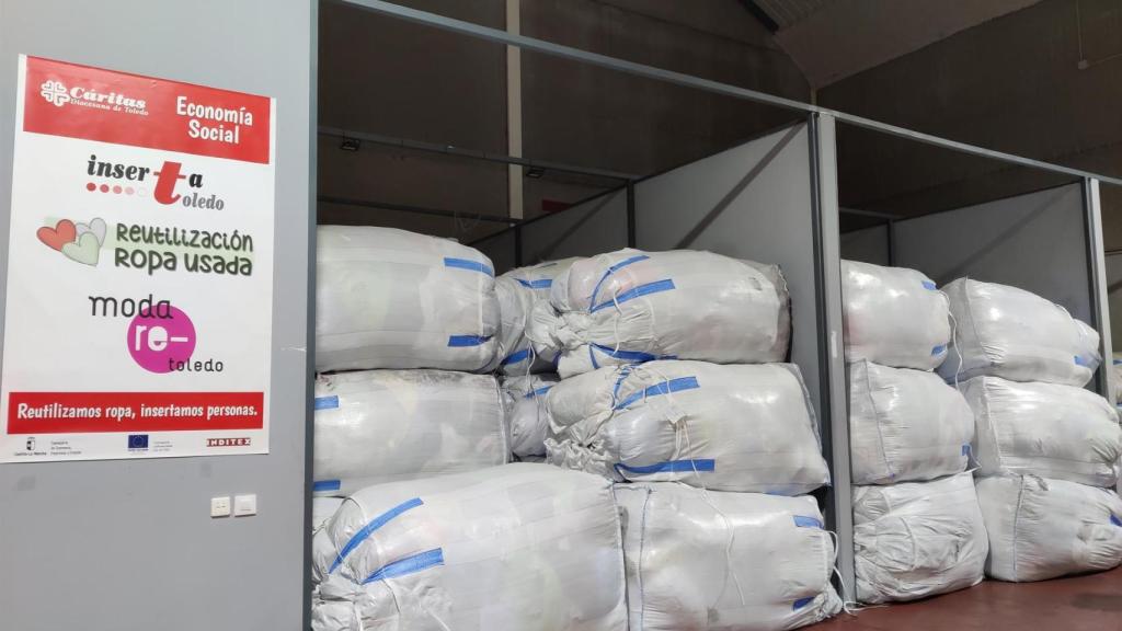 Grandes paquetes con ropa usada recogida por Cáritas en Toledo.