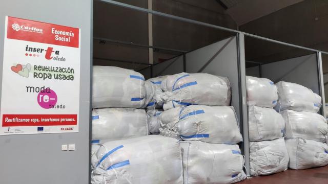 Grandes paquetes con ropa usada recogida por Cáritas en Toledo.