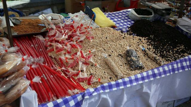 Uno de los tradicionales puestos de tostones y dulces que abundan en las romerías de Toledo.