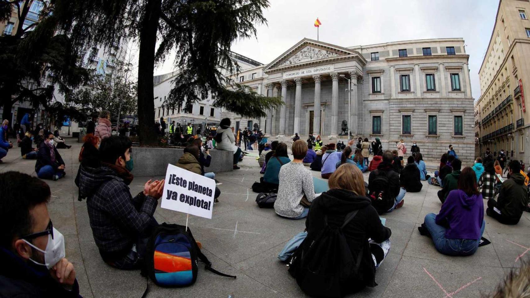 Decenas de ecologistas se concentran frente al Congreso de los Diputados.