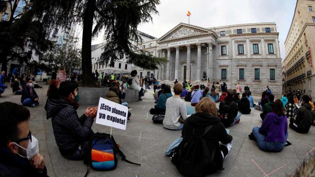 Decenas de ecologistas se concentran frente al Congreso de los Diputados.