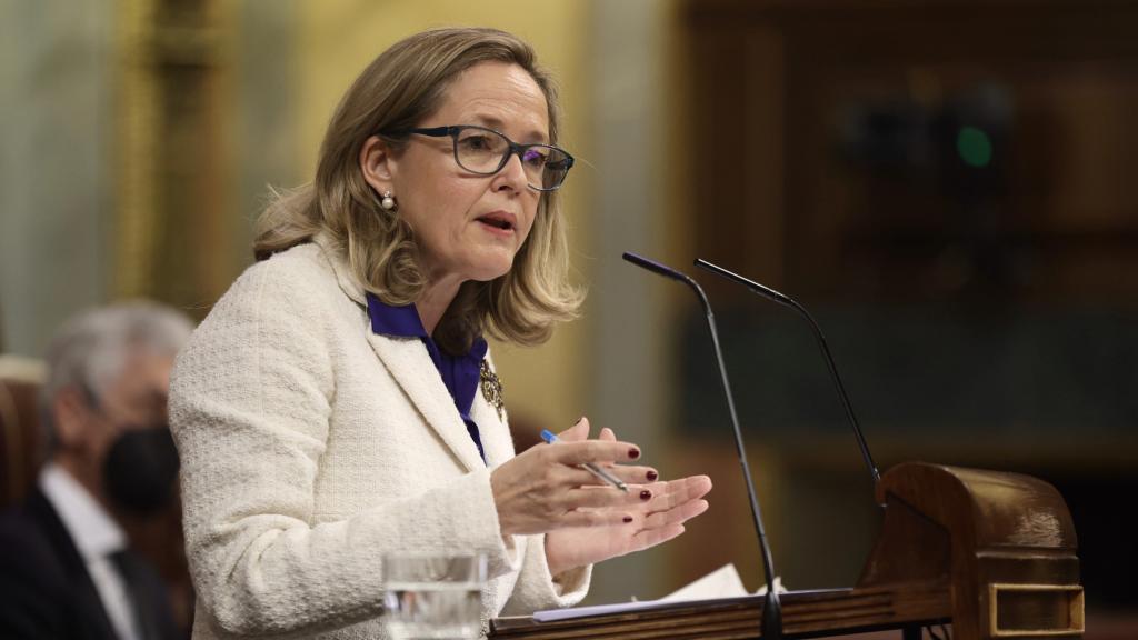 La vicepresidenta primera y ministra de Asuntos Económicos y Transformación Digital, Nadia Calviño, interviene en la sesión plenaria del Congreso de los Diputados del 23 de marzo.