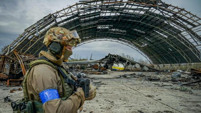 El Antonov An-225, símbolo de la aviación ucraniana, destrozado por las tropas rusas en el aeropuerto de  Hostomel.