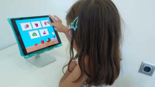 Una niña frente a la pantalla.