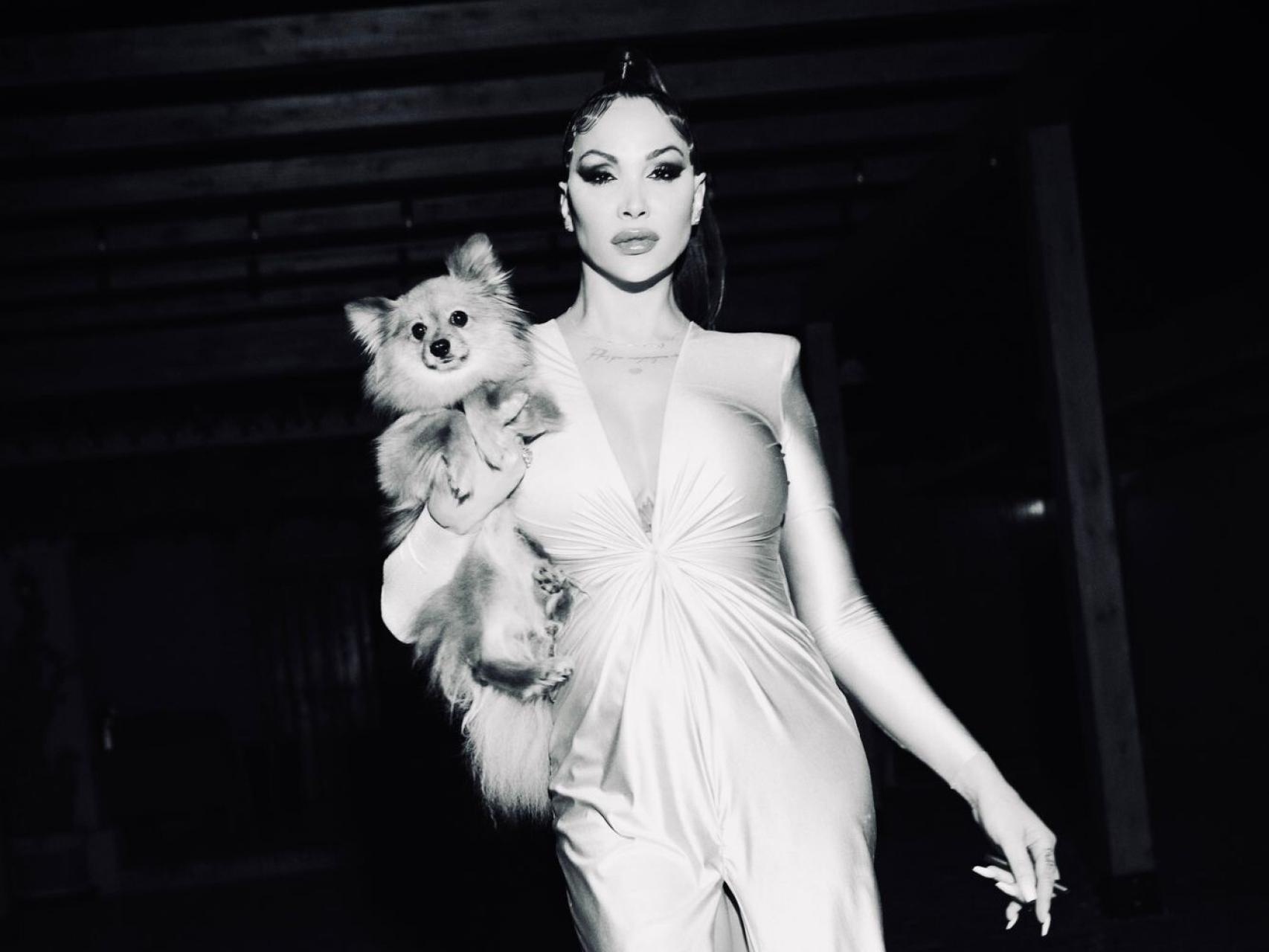 Daniela Santiago con su perrita Nala.