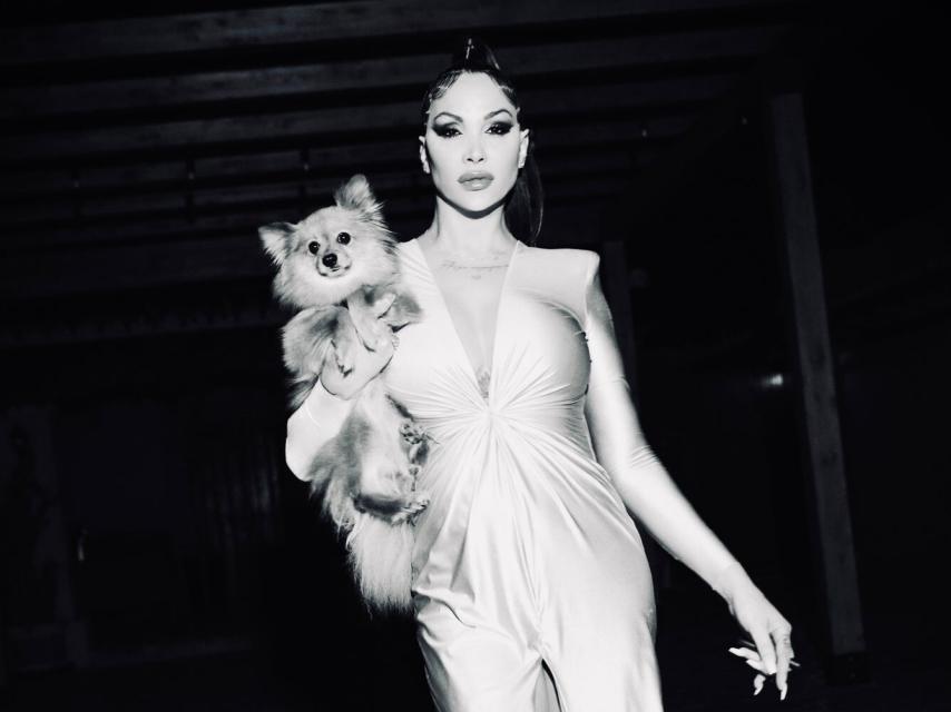 Daniela Santiago con su perrita Nala.