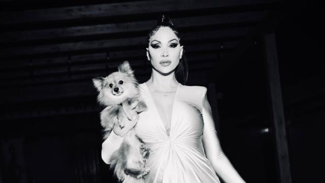 Daniela Santiago con su perrita Nala.