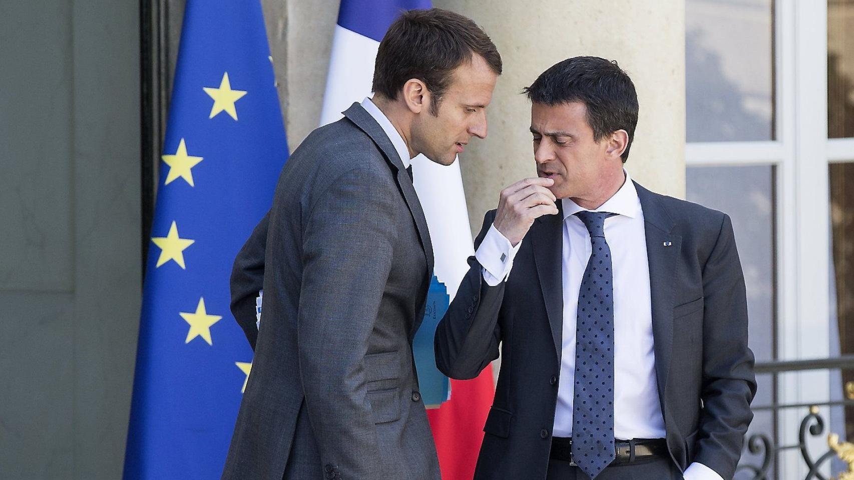 Imagen de archivo en la que aparecen Manuel Valls cuando era primer ministro y Emmanuel Macron, cuando era su ministro de Economía.
