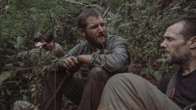 David Beriain (izquierda) y Roberto Fraile (derecha), en la selva, durante la grabación de un reportaje en 2015.