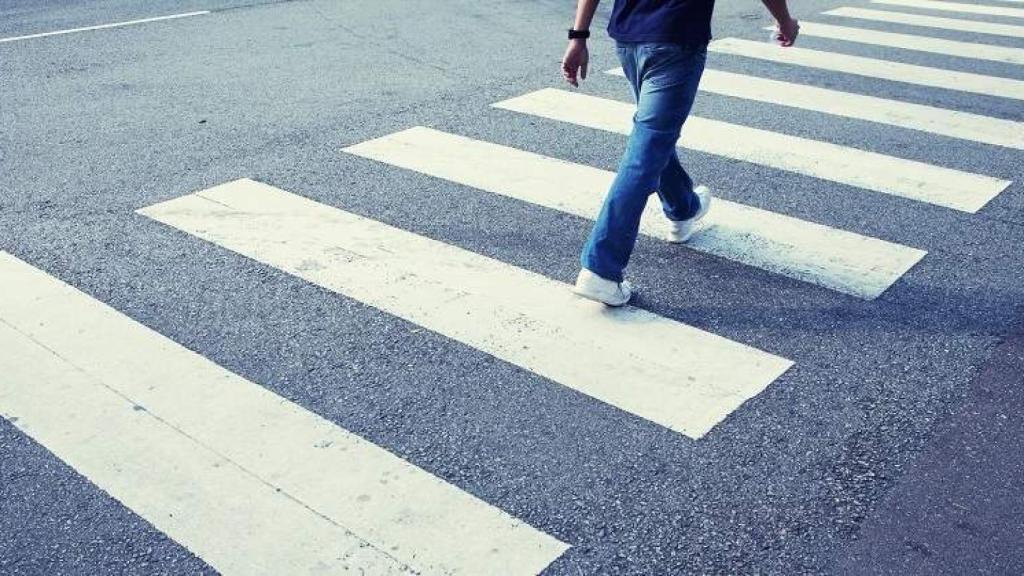 Un hombre cruzando un paso de cebra.