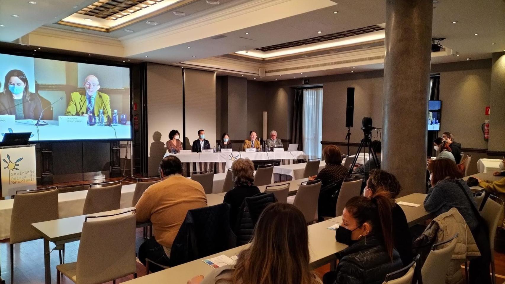 Simposio de la Sociedade Galega de Neuroloxía celebrado en Vigo y dirigido a asociaciones, familiares y pacientes de esclerosis múltiple.