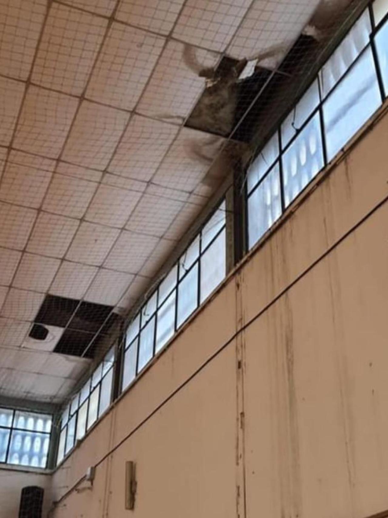El techo del pabellón se encuentra muy deteriorado.