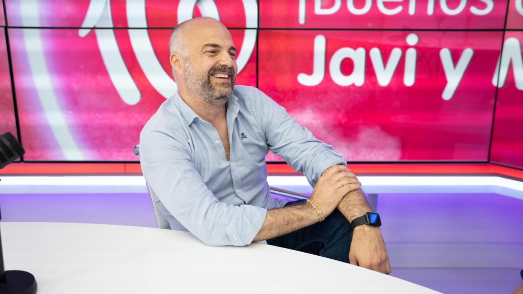 Javi Nieves en el estudio de 'Buenos días, Javi y Mar' en Cadena 100.