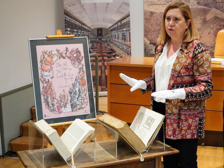 Rosa Ana Rodríguez, con guantes, junto a los ejemplares hallados.