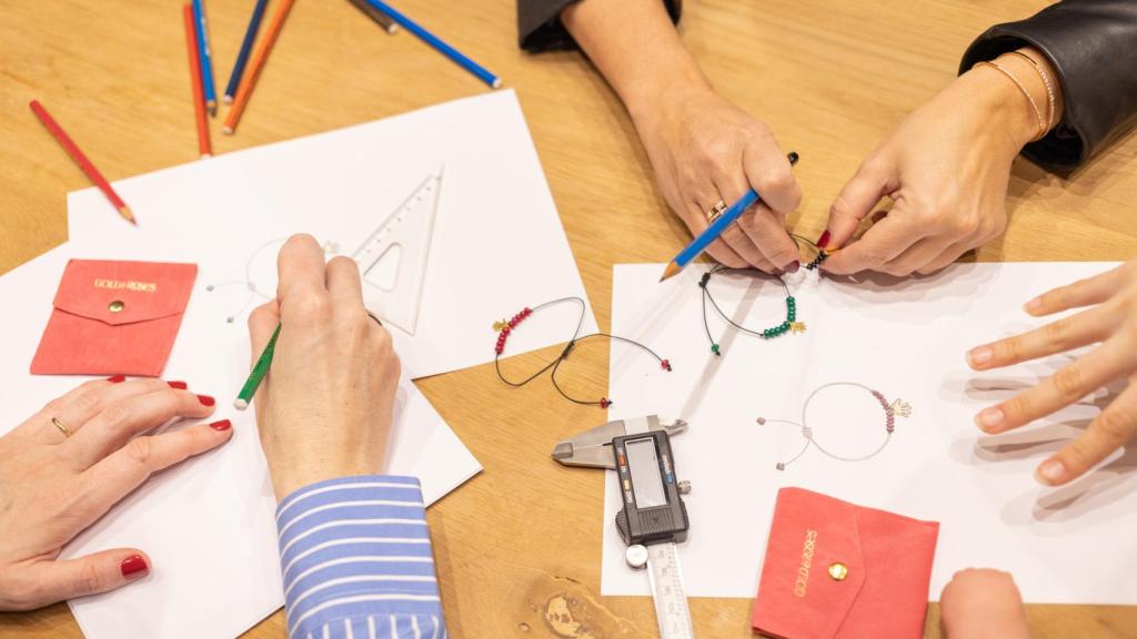 EL proceso de diseño de las pulseras en las oficinas de Gold&Roses.