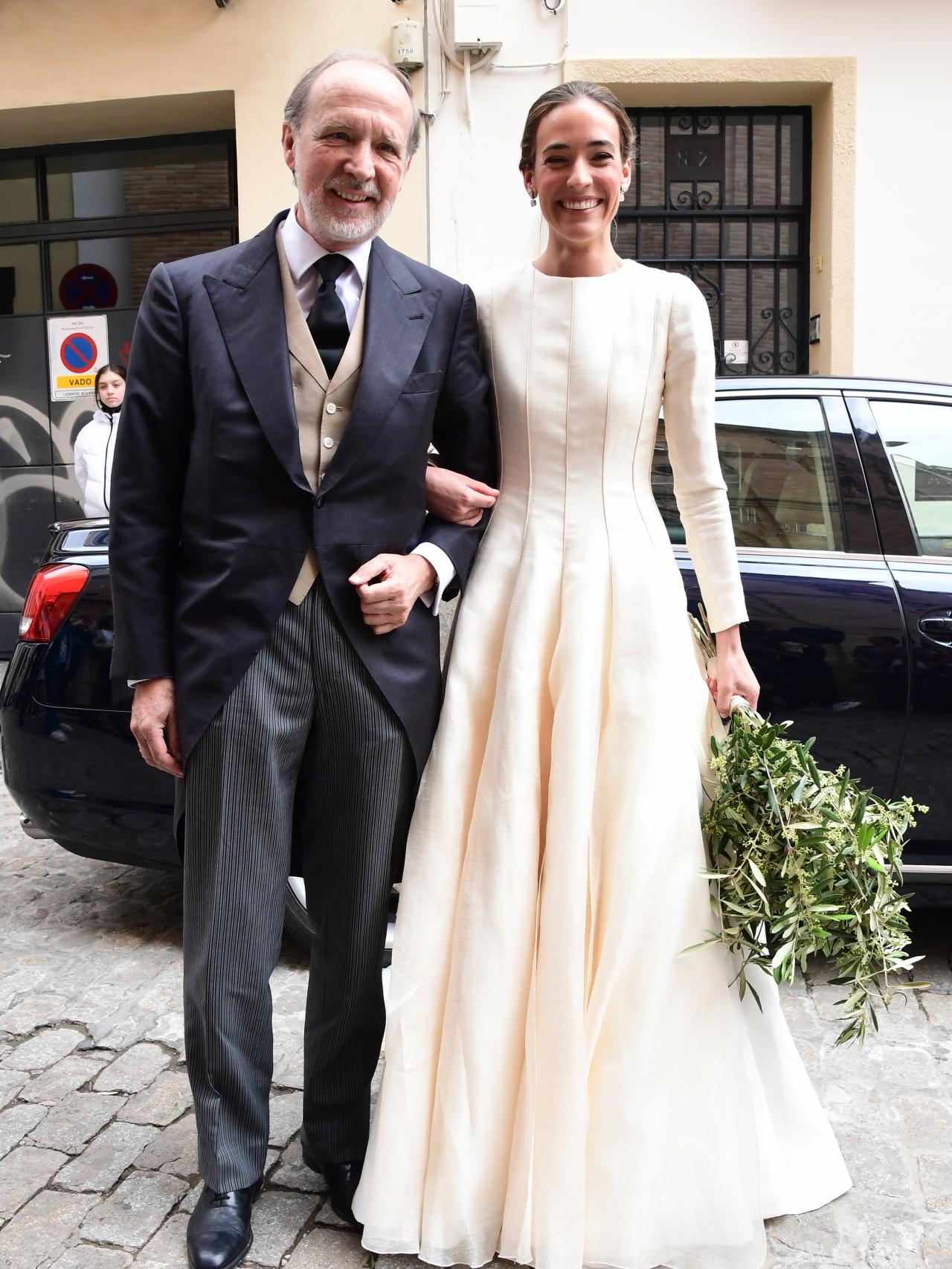 María Roiz de Parra a su llegada a la iglesia junto a su padre y padrino.