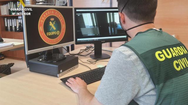 Un agente de la Guardia Civil frente a un ordenador.