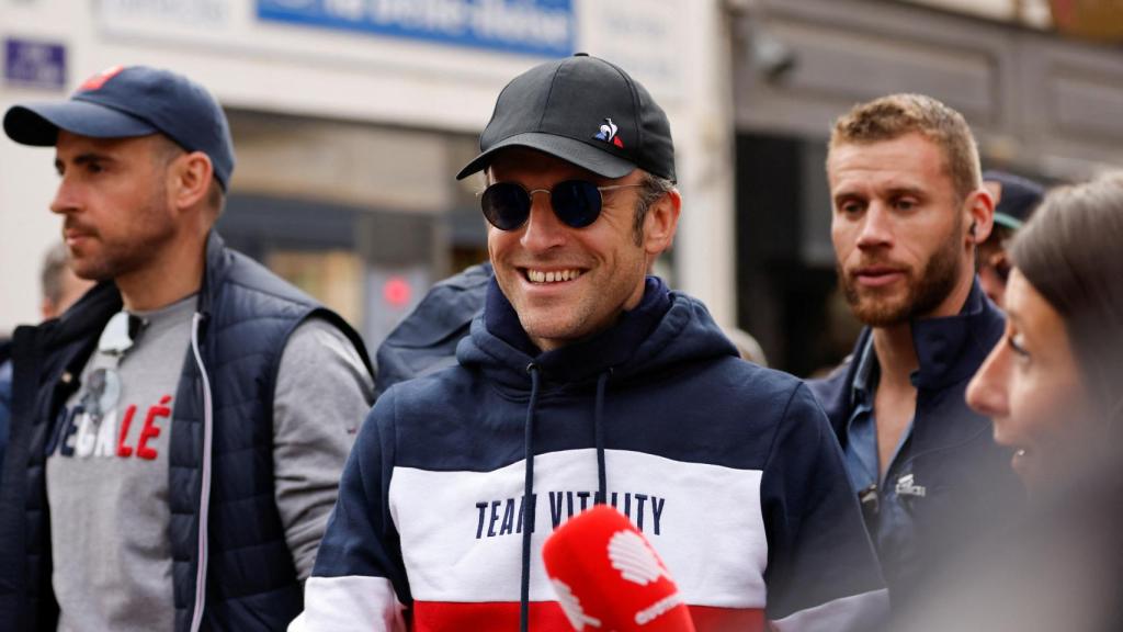 Emmanuel Macron paseando por las calles de Le Touquet-Paris-Plage este sábado.