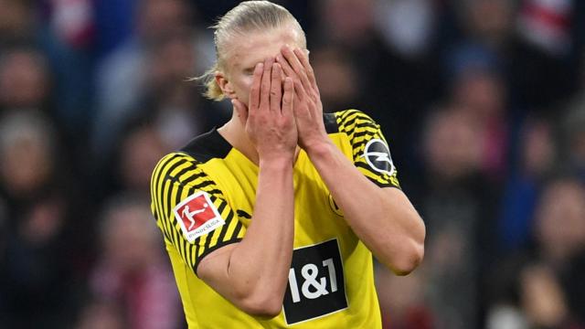 Erling Haaland se lamenta.
